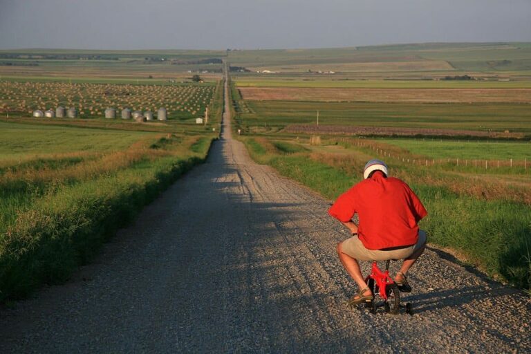 Senior homme va pour une balade à vélo sur le vélo de minuscules